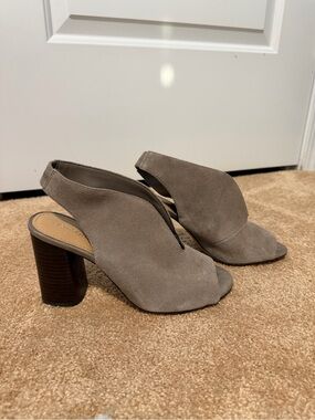 NWOT Gibson Latimer Londyn Taupe Suede Peep-Toe Slingback Block Heel, size 6.5